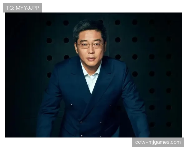 特写镜头:看台上,伯恩茅斯老板面色凝重注视比赛